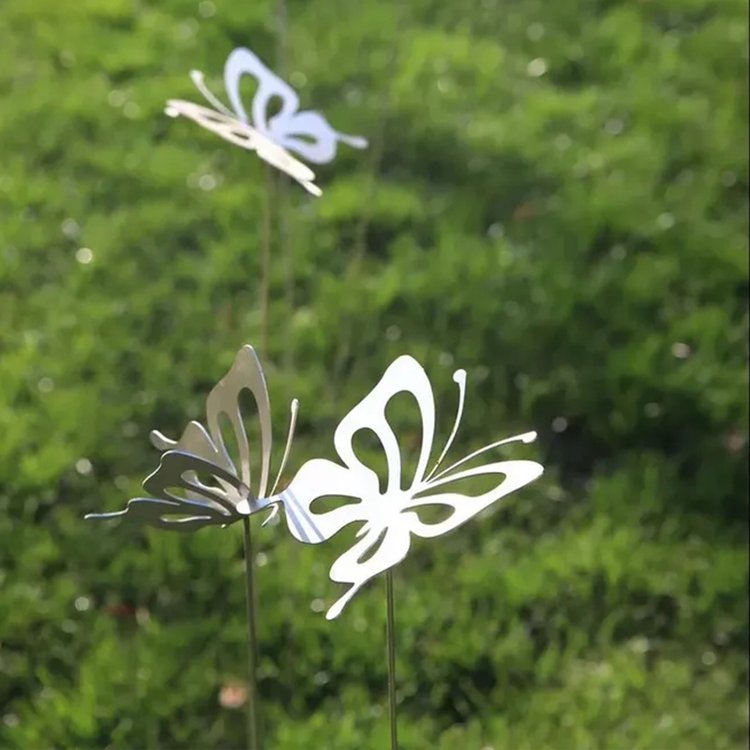 蝴蝶飞舞，草坪上的不锈钢镂空雕塑图片