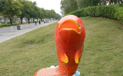 艺术耀眼：园林游乐园玻璃钢卡通鲤鱼雕塑