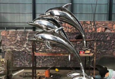 绚丽多彩的海豚水景雕塑