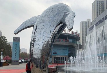 不锈钢镜面镂空鲸鱼喷泉
