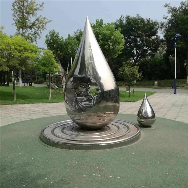 水滴落入公园的创意图片