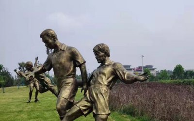 和谐友爱：足球运动者雕塑
