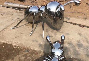 蚂蚁探索梦想之地雕塑  