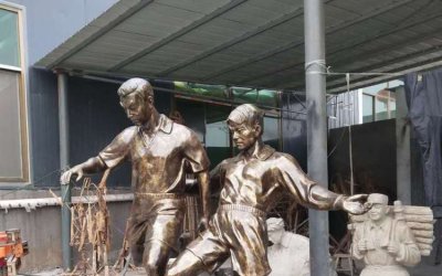 感受校园活力的仿铜足球人物雕塑摆件