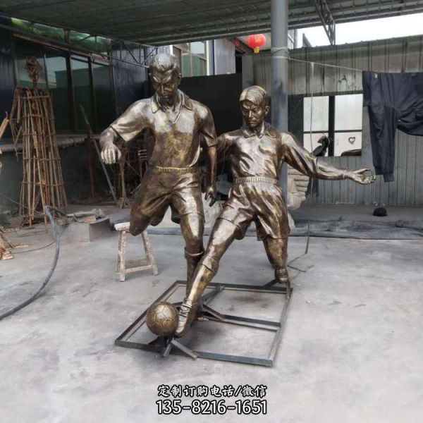 玻璃钢仿铜运动人物景观雕塑校园文化踢足球人物雕像（2）