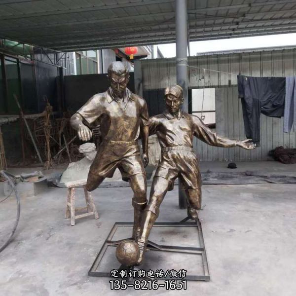 玻璃钢仿铜运动人物景观雕塑校园文化踢足球人物雕像（3）