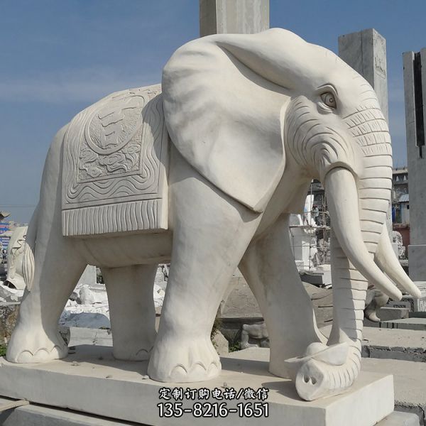 酒店广场门口摆放汉白玉石雕大象雕塑