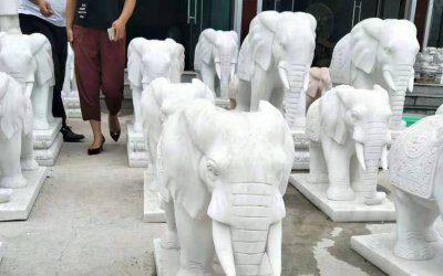 这座巨型的大象雕塑，坐落在一个熟悉的小镇里，一直是…