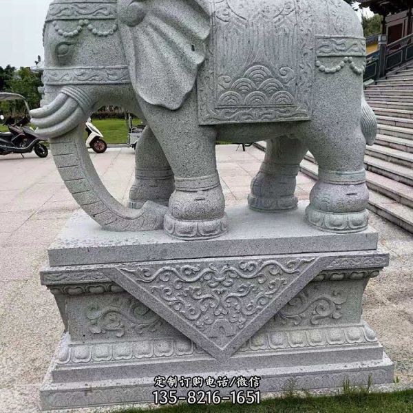 这尊以花岗岩石雕刻而成的大象雕塑可谓是极具历史感的…