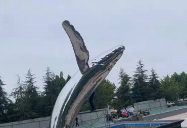 海豚跳跃大型不锈钢雕塑