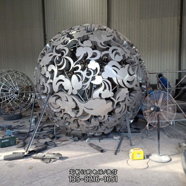 不锈钢镂空大型室内圆球雕塑