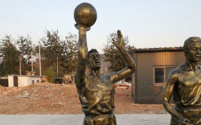 联动美学：校园体育馆的玻璃钢仿铜打篮球人物雕塑