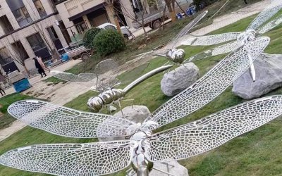 不锈钢镂空蜻蜓雕塑，点缀绿意郁郁葱葱