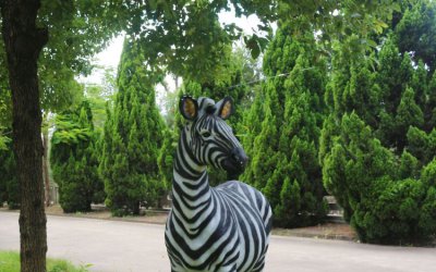 “玻璃钢斑马动物雕塑——拉近园林与自然的距离”