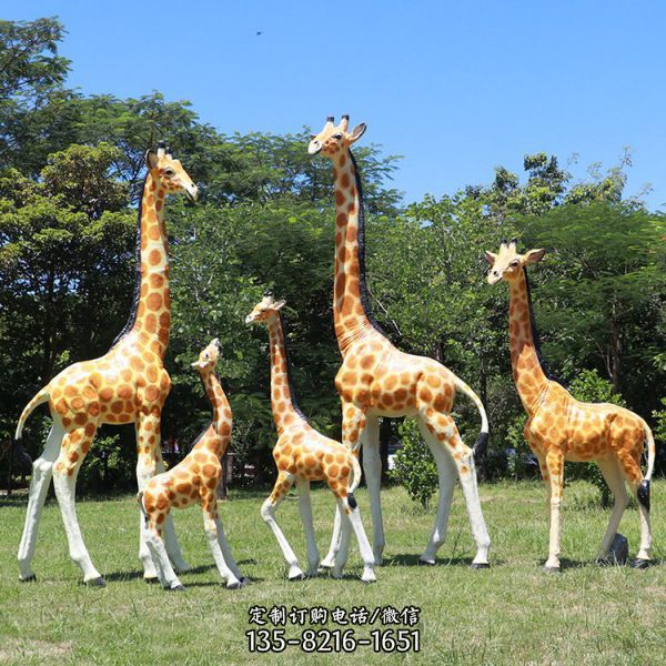 精美长颈鹿雕塑，为动物园景观添彩