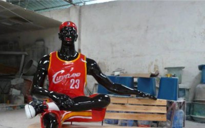 体育英雄纪念雕塑是一种以玻璃钢材质制作的体育名人景…