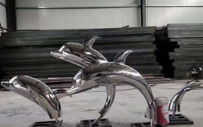“海豚之舞”是一尊镜面不锈钢创意跳跃的海豚雕塑，它…