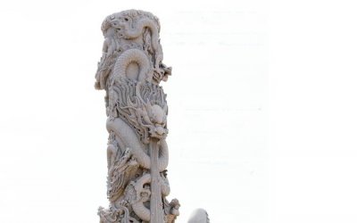 凭借其精美的外观和传统的风格，石龙柱是一种完美的雕…