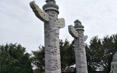 花岗岩石龙柱是一种独特的建筑景观雕塑。它由花岗岩青…