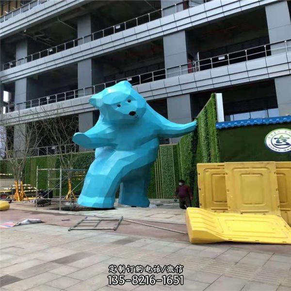 玻璃钢卡通几何熊雕塑，创新唤醒商场大厦户外空间