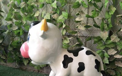 “多彩可爱：玻璃钢卡通户外园林景观小奶牛雕塑”