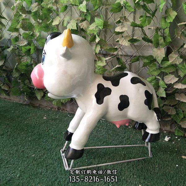 “多彩可爱：玻璃钢卡通户外园林景观小奶牛雕塑”