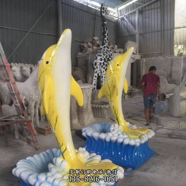 创意精致的玻璃钢海豚雕塑，户外海洋公园必备装饰品
