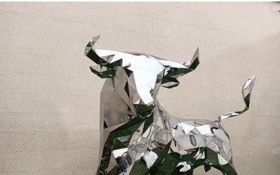 这座不锈钢切面抽象牛动物雕塑，将艺术家的极致想象与…