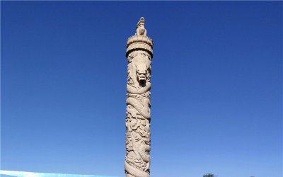 龙柱雕塑位于园林广场的中心位置，以大理石为原料，利…
