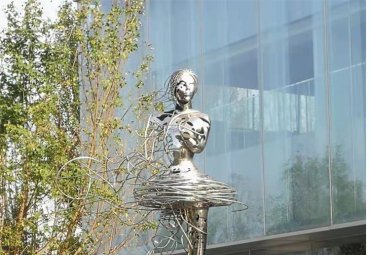 抽象女孩·不锈钢镂空雕塑