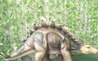 恐龙玻璃钢雕塑是一种仿真动物雕塑，以及放在户外园林…