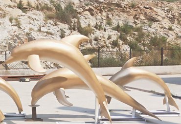 海景与城市结合-不锈钢海豚雕塑