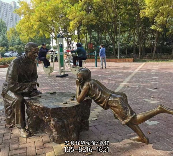 民俗户外公园下象棋的爷孙俩人物雕塑