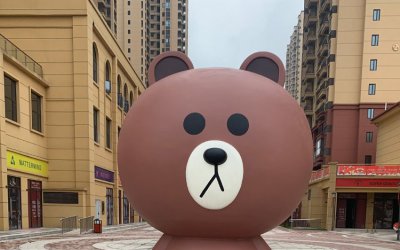 玻璃钢大型布朗熊雕塑，装点商业街户外