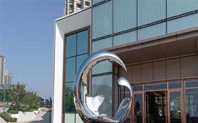 酒店户外水池摆放不锈钢镜面抽象艺术圆环雕塑，周围环…