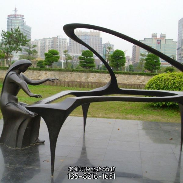 花园广场摆放玻璃钢抽象人物弹钢琴雕塑