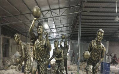 “勇往直前”——玻璃钢仿铜校园操场打篮球人物雕塑