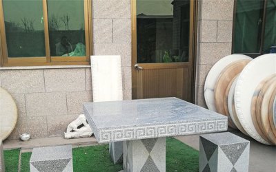 优雅方形石桌石凳是由大理石石雕艺术家创作而成的家庭…