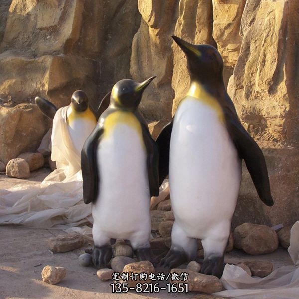 游乐园企鹅雕塑是一种仿真企鹅的雕塑，采用玻璃钢材质…