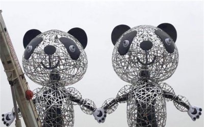 熊猫雕塑：给车站广场带去一抹“反光”