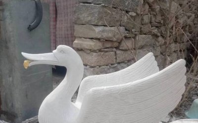 白天鹅景跃水雕塑是一种具有视觉冲击力的艺术品，它将…