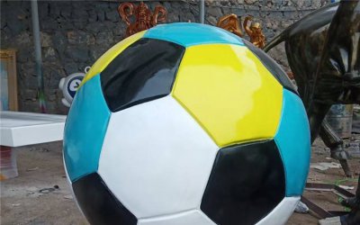 足球飞扬雕塑，是一件大型玻璃钢喷漆的雕塑，将足球的…