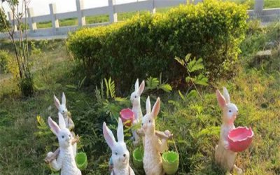 自然绿意，兔子雕塑带来美好心情