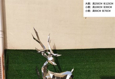 梅花鹿与不锈钢结合的抽象雕塑