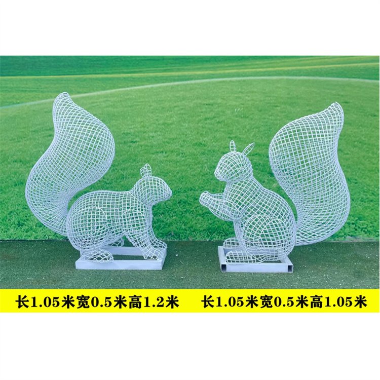 竹木结合的不锈钢镂空松鼠雕塑图片