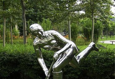 文艺运动-融合抽象人物和自然景观的非凡不锈钢雕塑