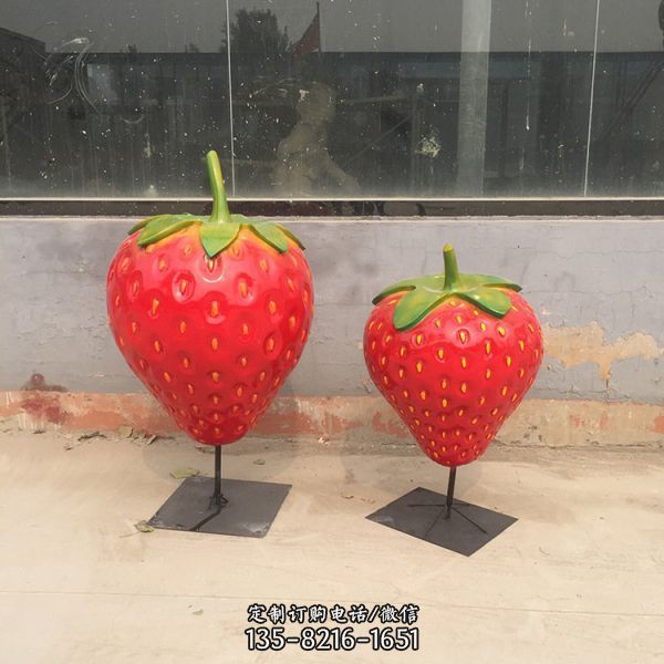 玻璃钢仿真水果户外农场草莓雕塑，是一款采用高品质玻…