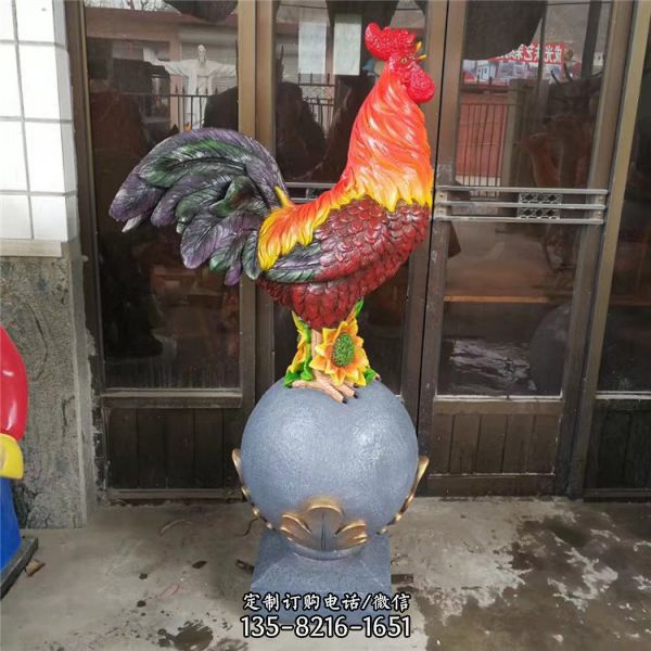 庭院风采公鸡雕塑是由玻璃钢材料、彩绘工艺制作而成，…