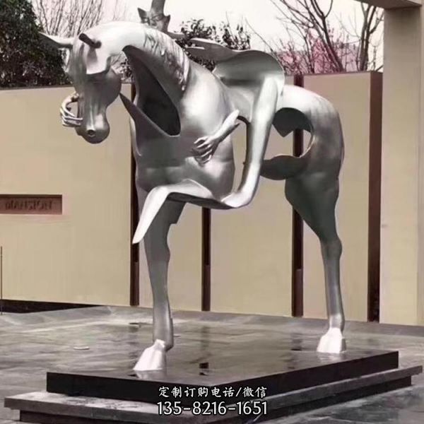 优雅勇敢的马雕塑是一款由专业艺术家设计制造的抽象户…