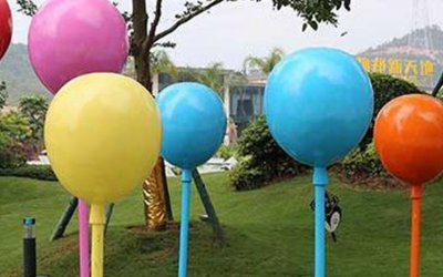 户外园林玻璃钢彩绘气球雕塑景观是一种充满可爱和艺术…